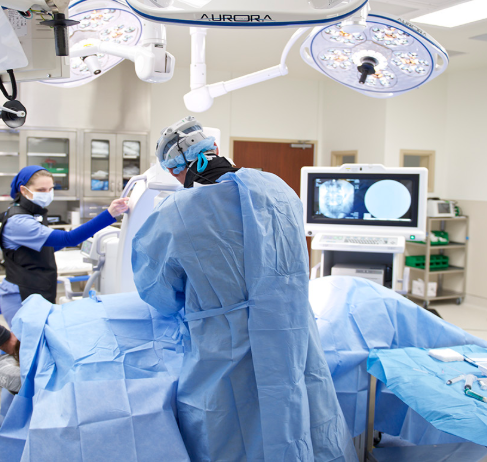 بقرار طبي حاسم.. د. سعيد كعبان ينهي معاناة سيدة سبعينية بجراحة نادرة للكتف في مستشفى قوى الأمن